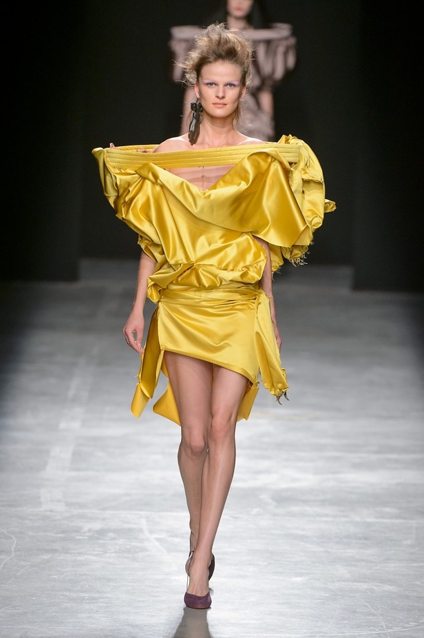 مجموعة “اندريا كرونثالر" لـ "فيفيان ويستوود” لموسم ربيع وصيف 2017