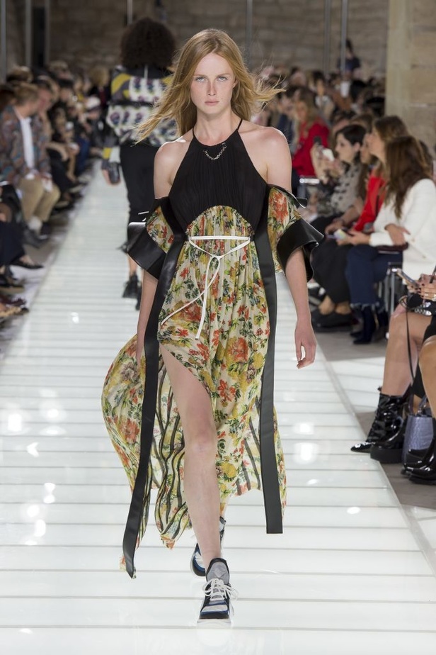 مجموعة لوي فيتون تختم أسبوع الموضة الباريسي