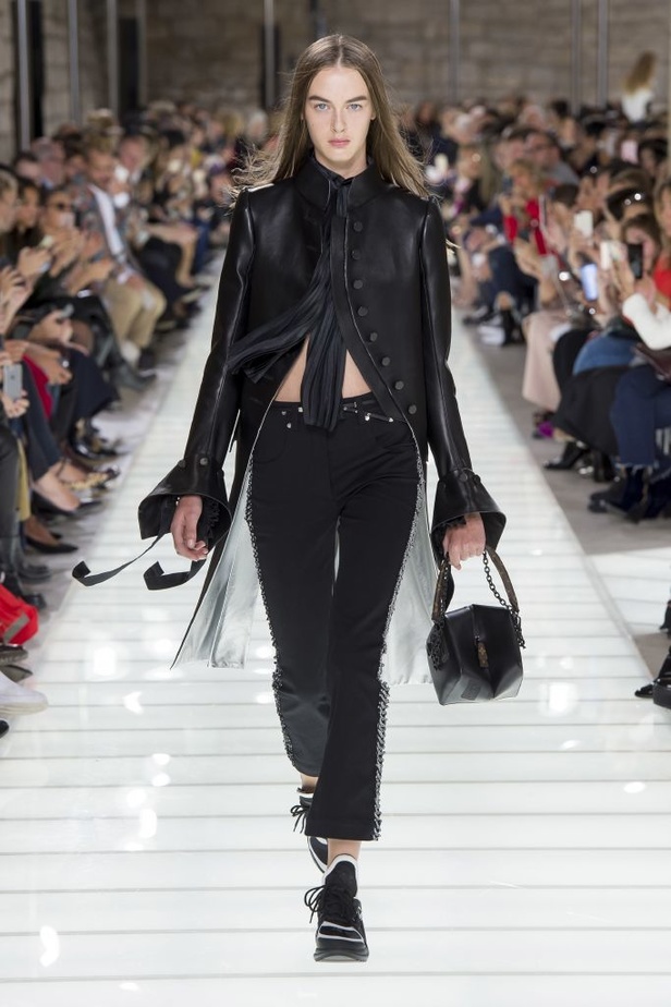 مجموعة لوي فيتون تختم أسبوع الموضة الباريسي