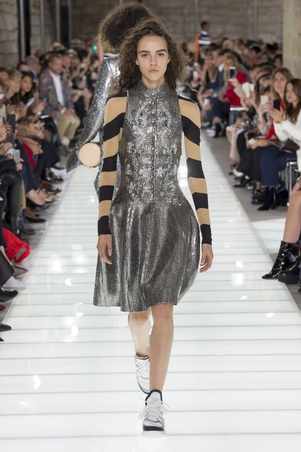 مجموعة لوي فيتون تختم أسبوع الموضة الباريسي