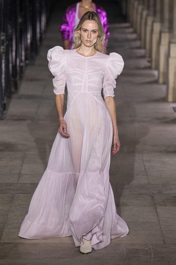 عرض أزياء ايزابيل ماران ISABEL MARANT لربيع وصيف 2021 خلال أسبوع الموضة في باريس