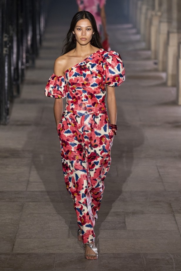 عرض أزياء ايزابيل ماران ISABEL MARANT لربيع وصيف 2021 خلال أسبوع الموضة في باريس