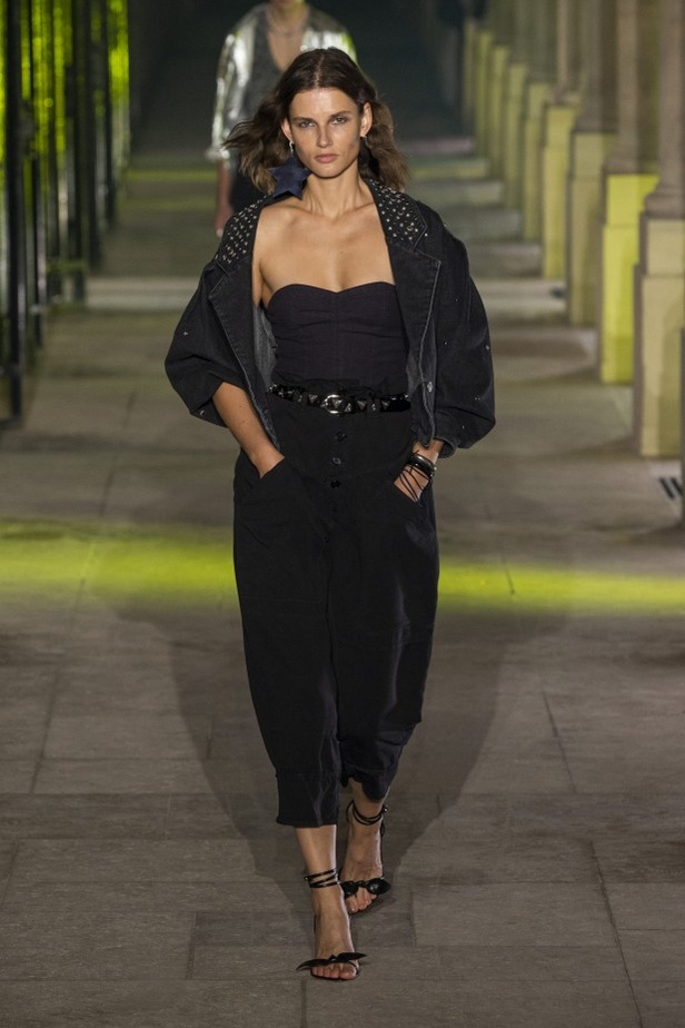 عرض أزياء ايزابيل ماران ISABEL MARANT لربيع وصيف 2021 خلال أسبوع الموضة في باريس