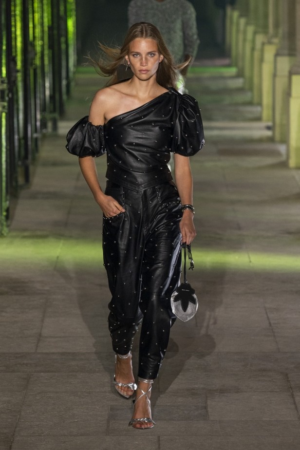 عرض أزياء ايزابيل ماران ISABEL MARANT لربيع وصيف 2021 خلال أسبوع الموضة في باريس