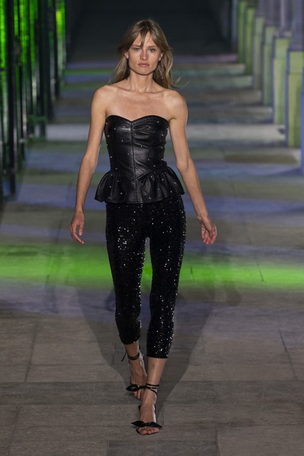 عرض أزياء ايزابيل ماران ISABEL MARANT لربيع وصيف 2021 خلال أسبوع الموضة في باريس