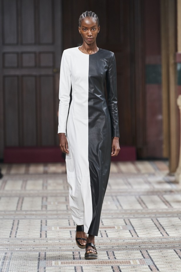 عرض ازياء مجموعة GABRIELA HEARST لربيع وصيف 2021 من أسبوع الموضة في باريس