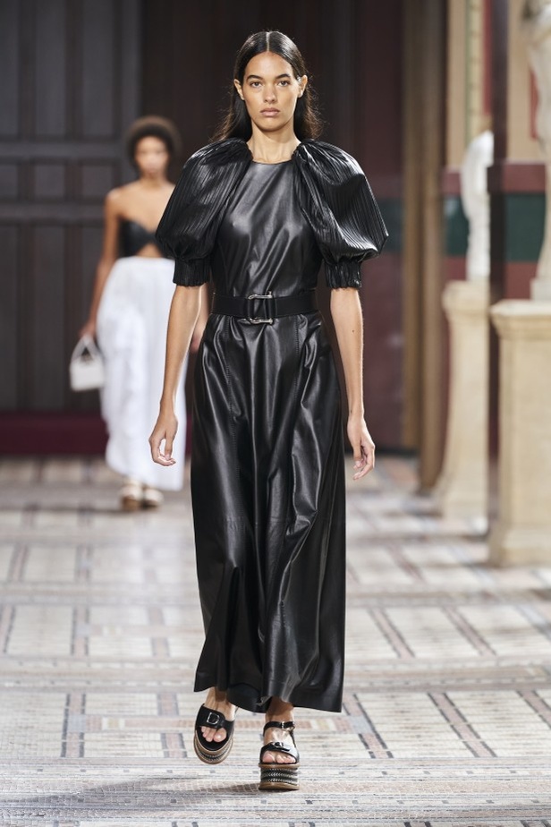 عرض ازياء مجموعة GABRIELA HEARST لربيع وصيف 2021 من أسبوع الموضة في باريس