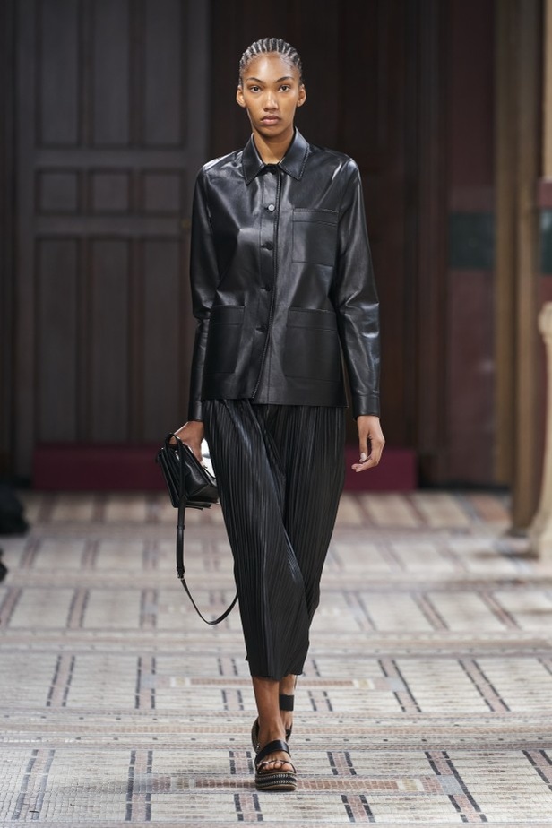 عرض ازياء مجموعة GABRIELA HEARST لربيع وصيف 2021 من أسبوع الموضة في باريس