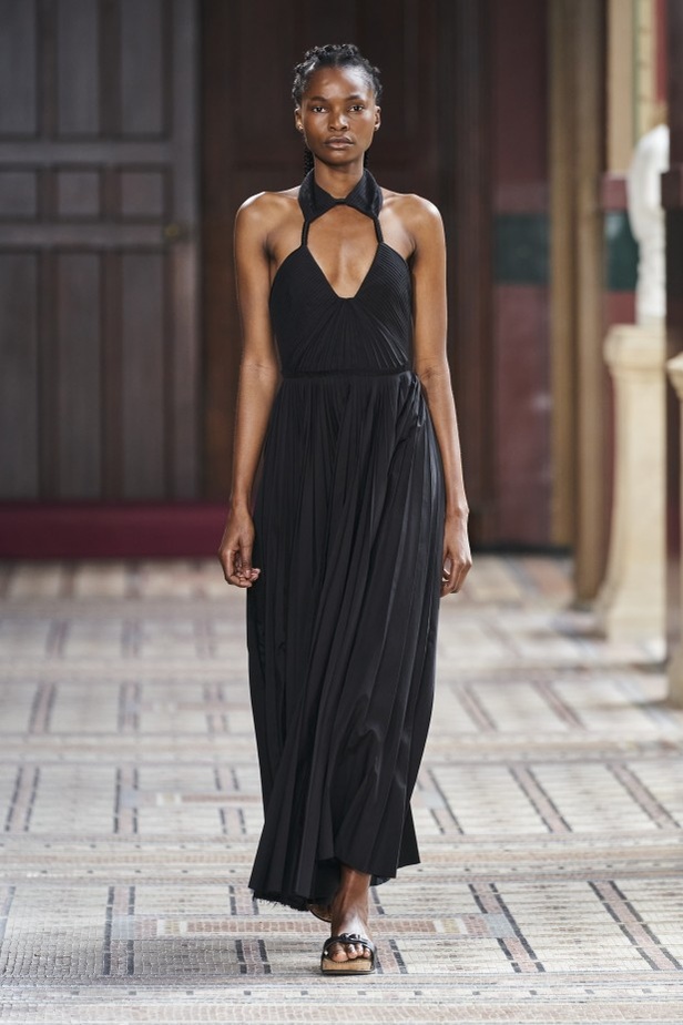 عرض ازياء مجموعة GABRIELA HEARST لربيع وصيف 2021 من أسبوع الموضة في باريس