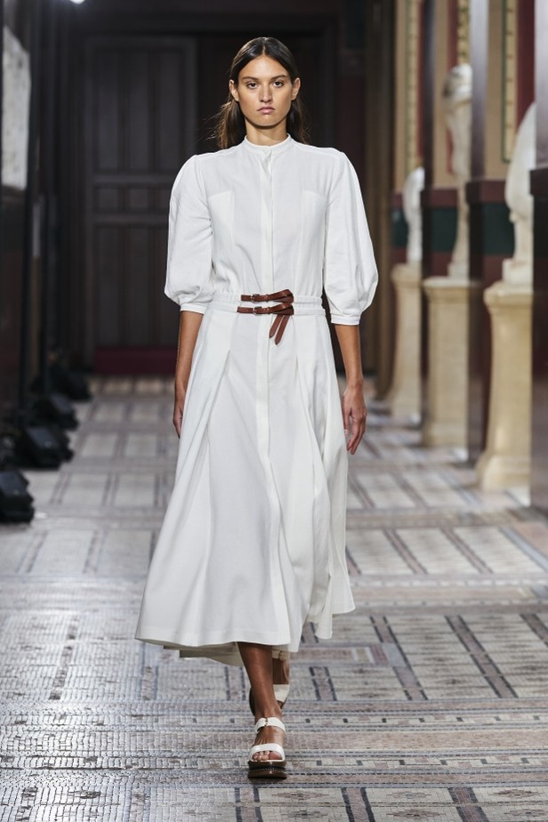 عرض ازياء مجموعة GABRIELA HEARST لربيع وصيف 2021 من أسبوع الموضة في باريس