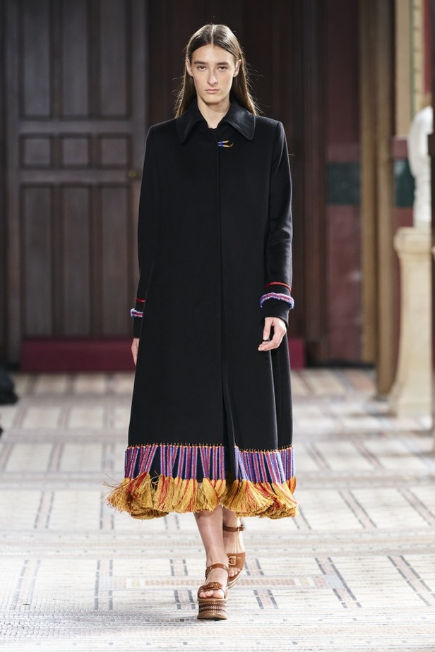 عرض ازياء مجموعة GABRIELA HEARST لربيع وصيف 2021 من أسبوع الموضة في باريس