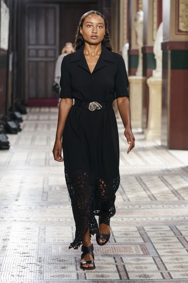 عرض ازياء مجموعة GABRIELA HEARST لربيع وصيف 2021 من أسبوع الموضة في باريس