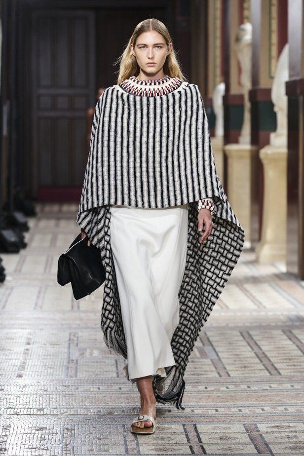 عرض ازياء مجموعة GABRIELA HEARST لربيع وصيف 2021 من أسبوع الموضة في باريس