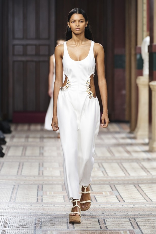 عرض ازياء مجموعة GABRIELA HEARST لربيع وصيف 2021 من أسبوع الموضة في باريس