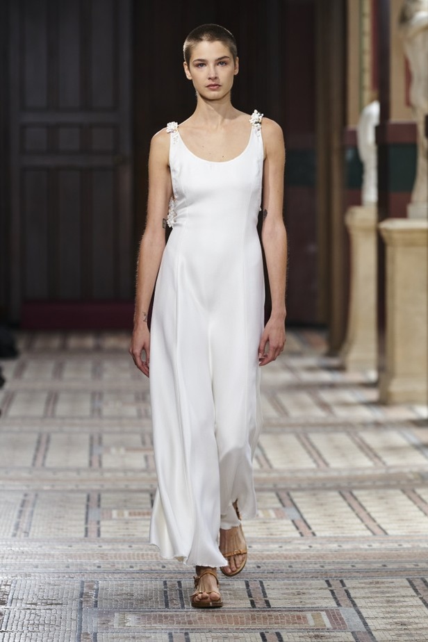 عرض ازياء مجموعة GABRIELA HEARST لربيع وصيف 2021 من أسبوع الموضة في باريس