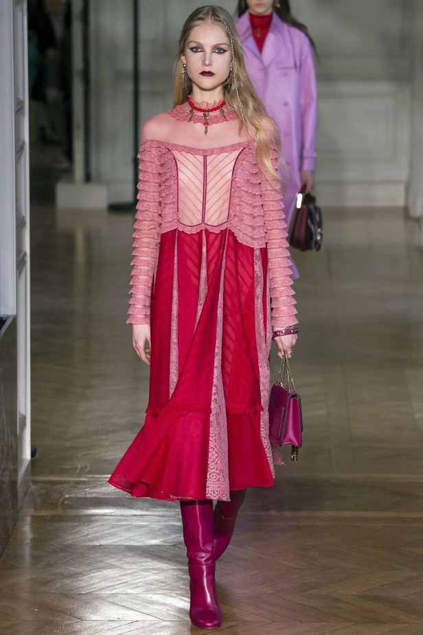 عرض أزياء Valentino لخريف وشتاء 2017!