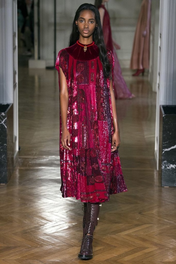 عرض أزياء Valentino لخريف وشتاء 2017!