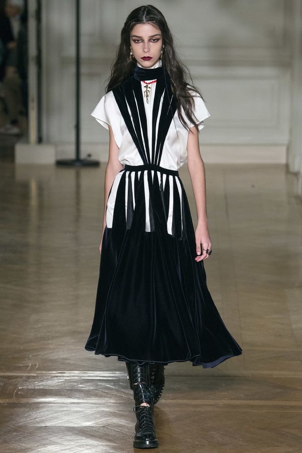 عرض أزياء Valentino لخريف وشتاء 2017!