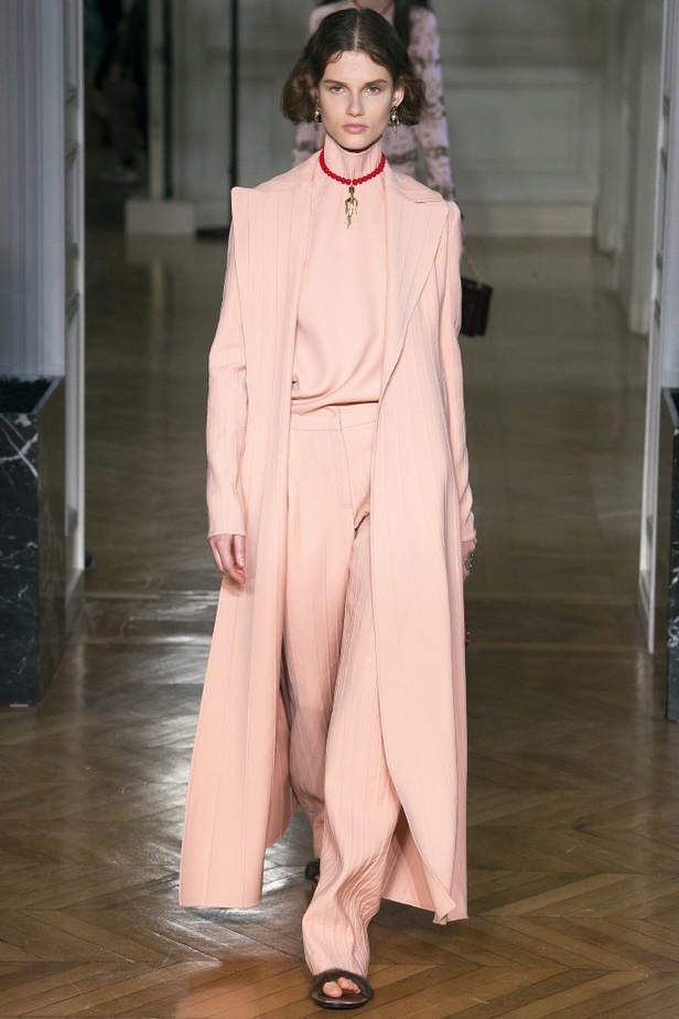 عرض أزياء Valentino لخريف وشتاء 2017!