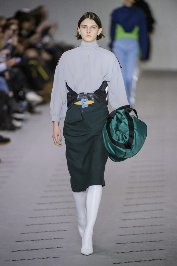 تصاميم مبتكرة من بالنسياغا لخريف وشتاء 2017