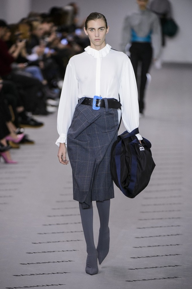 تصاميم مبتكرة من بالنسياغا لخريف وشتاء 2017