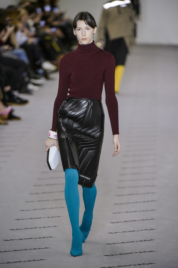 تصاميم مبتكرة من بالنسياغا لخريف وشتاء 2017