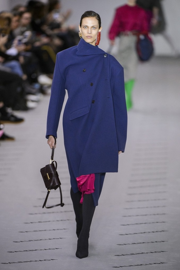 تصاميم مبتكرة من بالنسياغا لخريف وشتاء 2017