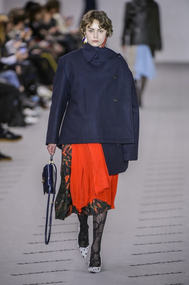 تصاميم مبتكرة من بالنسياغا لخريف وشتاء 2017