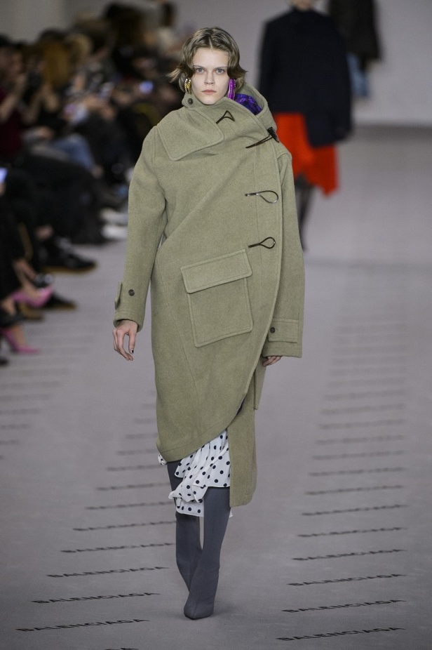 تصاميم مبتكرة من بالنسياغا لخريف وشتاء 2017