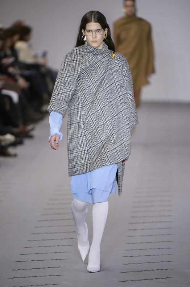 تصاميم مبتكرة من بالنسياغا لخريف وشتاء 2017