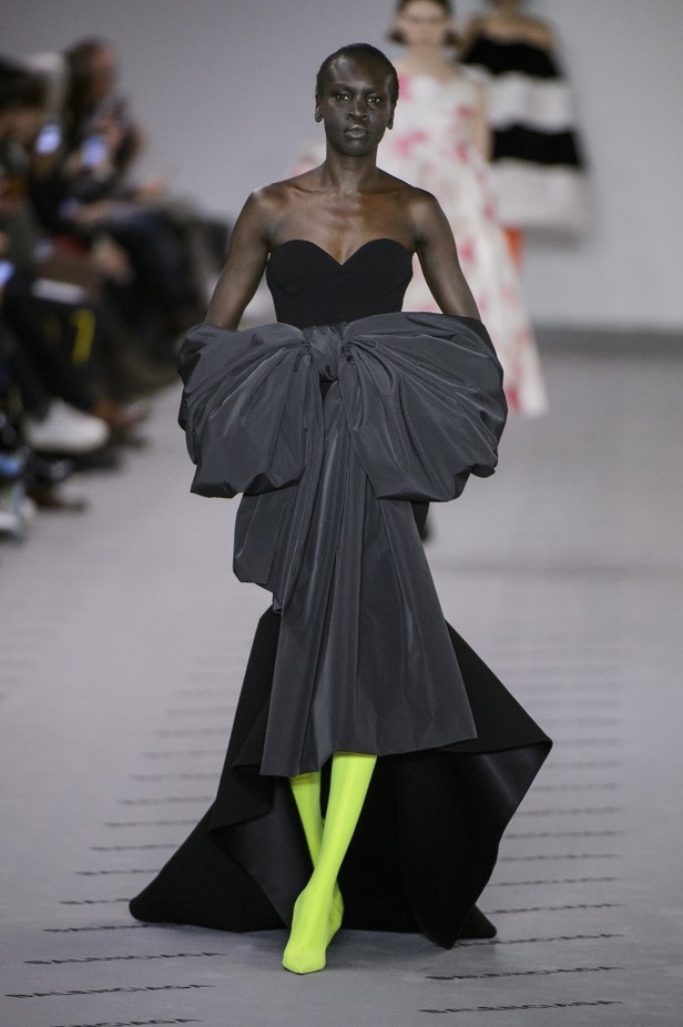 تصاميم مبتكرة من بالنسياغا لخريف وشتاء 2017