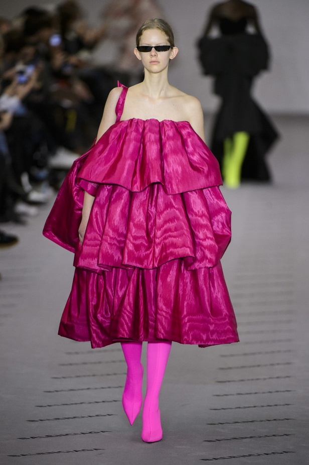 تصاميم مبتكرة من بالنسياغا لخريف وشتاء 2017