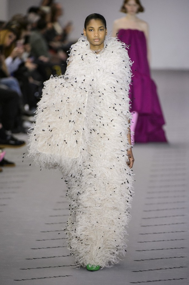 تصاميم مبتكرة من بالنسياغا لخريف وشتاء 2017