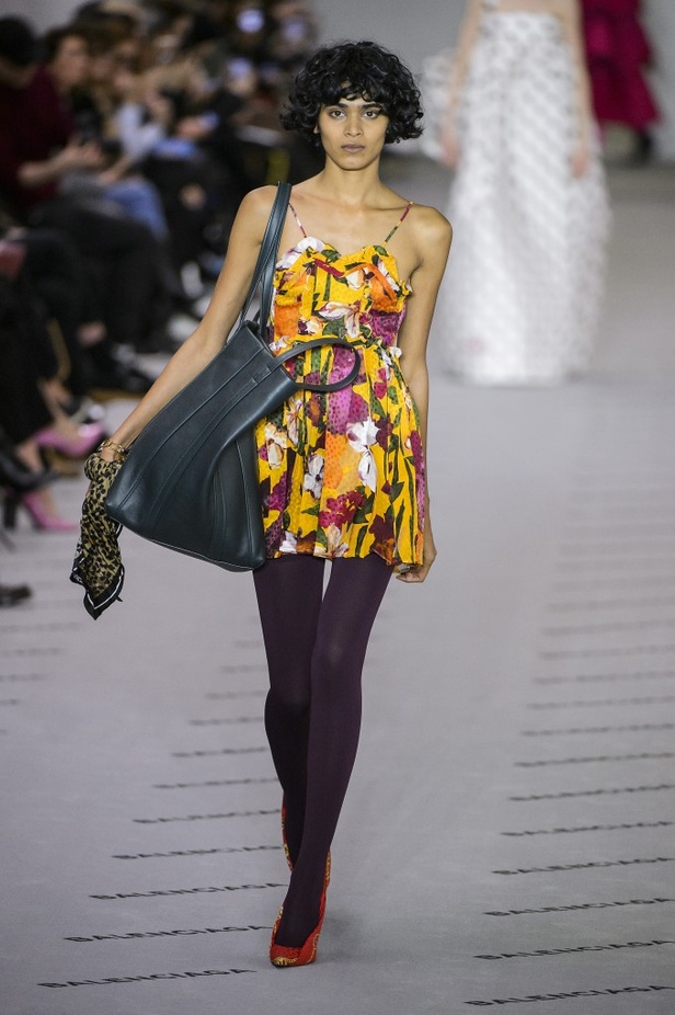 تصاميم مبتكرة من بالنسياغا لخريف وشتاء 2017