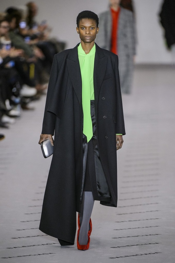 تصاميم مبتكرة من بالنسياغا لخريف وشتاء 2017