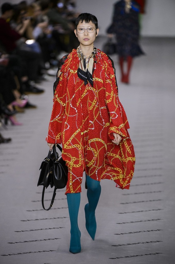 تصاميم مبتكرة من بالنسياغا لخريف وشتاء 2017