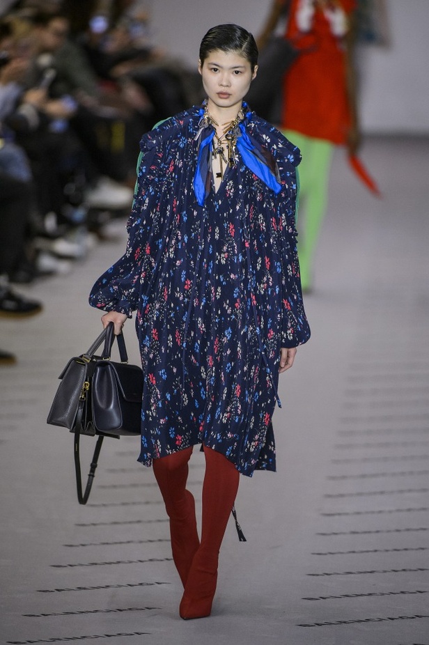 تصاميم مبتكرة من بالنسياغا لخريف وشتاء 2017