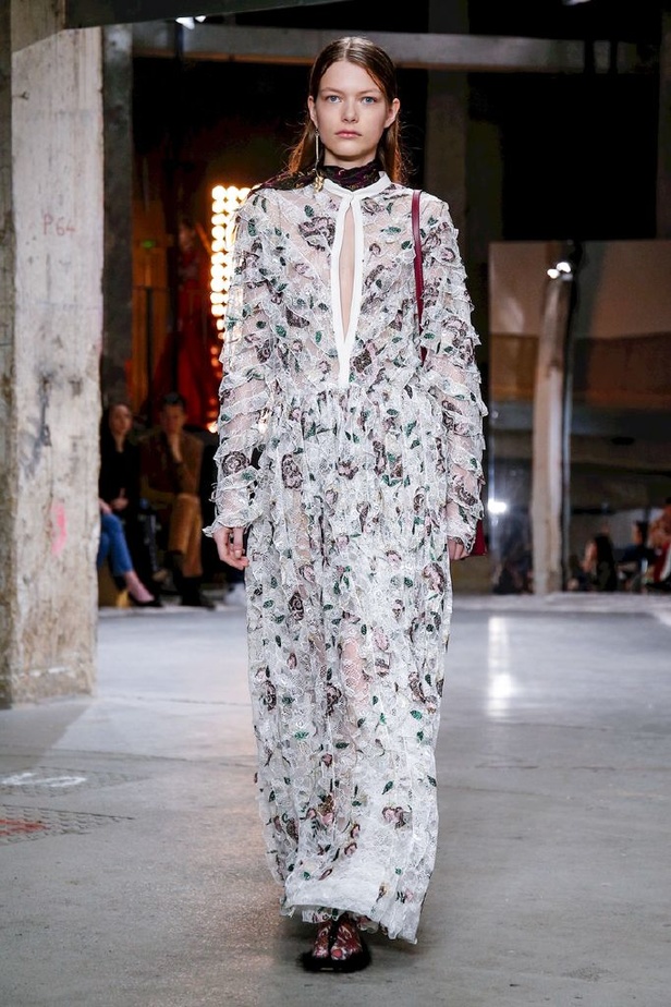 عرض ازياء جيامباتيستا فالي لموسم خريف وشتاء 2018