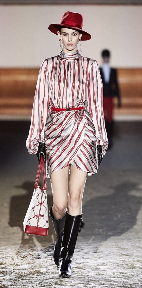 عرض ازياء مجموعة Elisabetta Franchi لخريف وشتاء 2021 من اسبوع الموضة في ميلانو