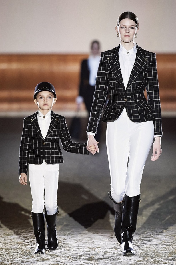 عرض ازياء مجموعة Elisabetta Franchi لخريف وشتاء 2021 من اسبوع الموضة في ميلانو