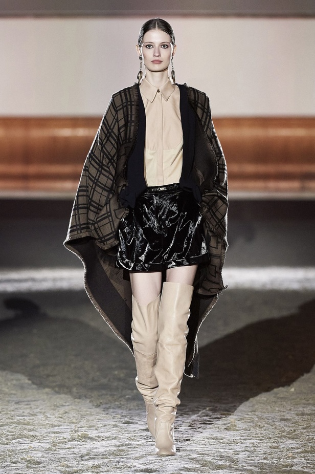 عرض ازياء مجموعة Elisabetta Franchi لخريف وشتاء 2021 من اسبوع الموضة في ميلانو
