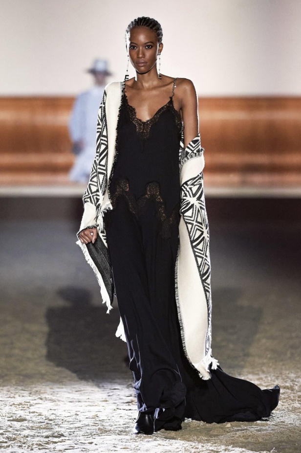 عرض ازياء مجموعة Elisabetta Franchi لخريف وشتاء 2021 من اسبوع الموضة في ميلانو