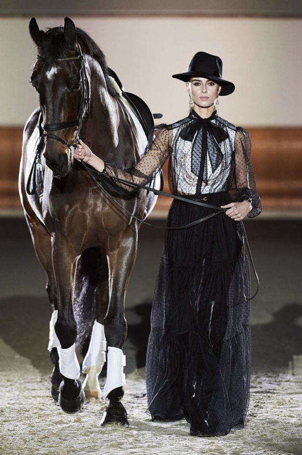 عرض ازياء مجموعة Elisabetta Franchi لخريف وشتاء 2021 من اسبوع الموضة في ميلانو