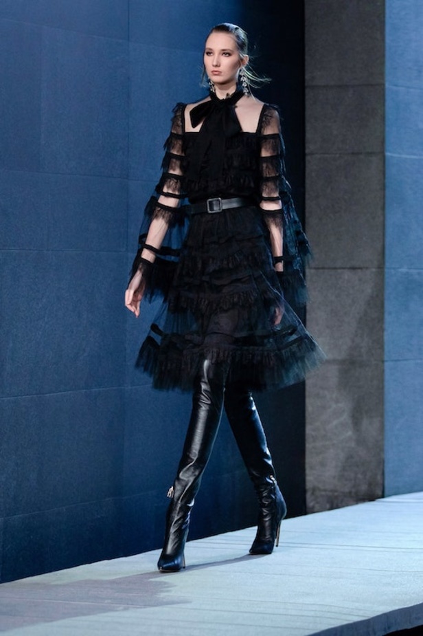 من عرض ازياء ايلي صعب لخريف وشتاء 2021