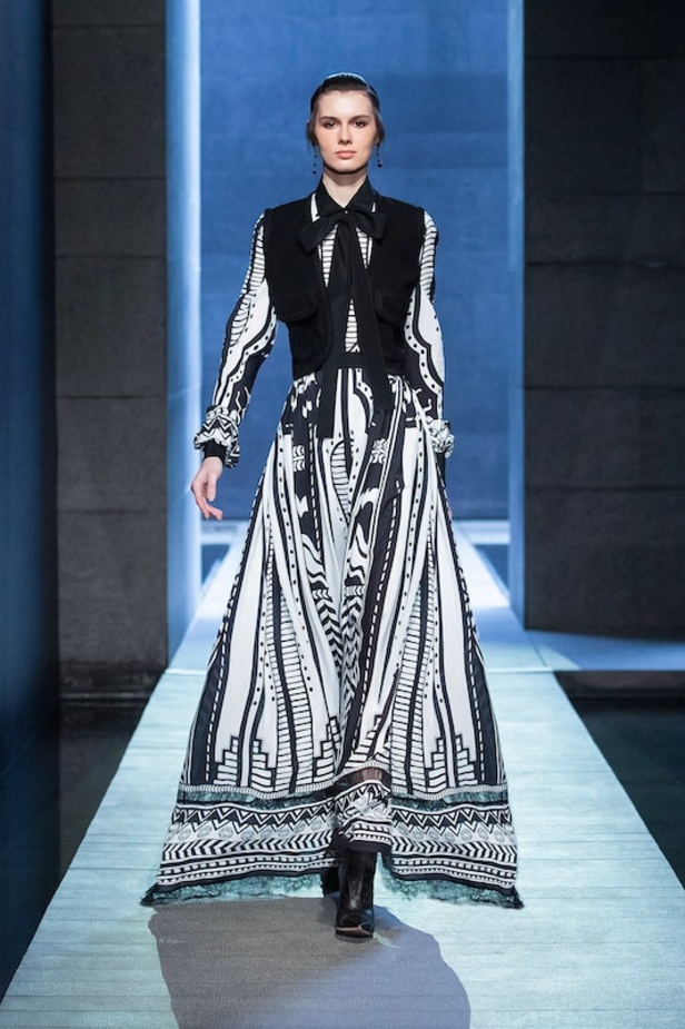 من عرض ازياء ايلي صعب لخريف وشتاء 2021