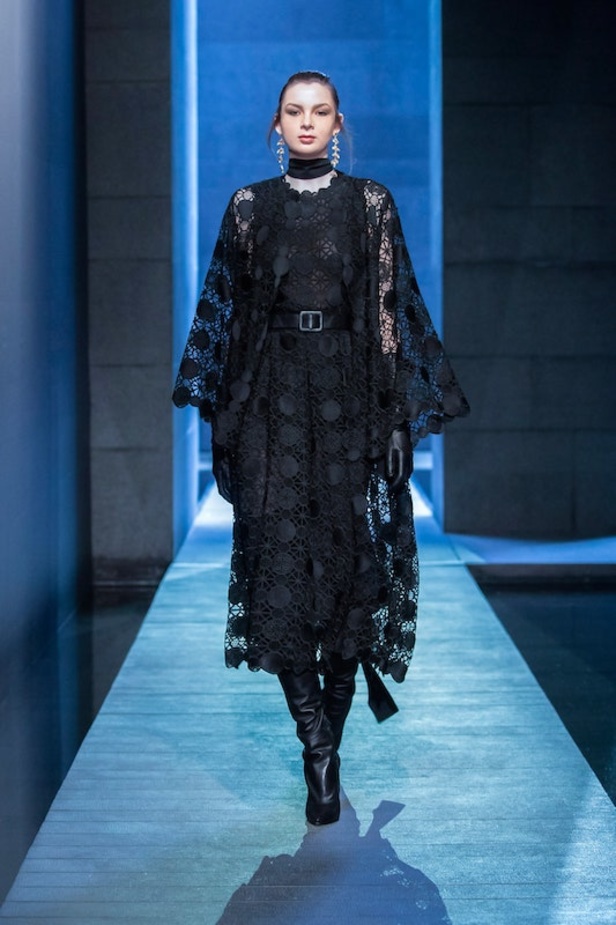 من عرض ازياء ايلي صعب لخريف وشتاء 2021