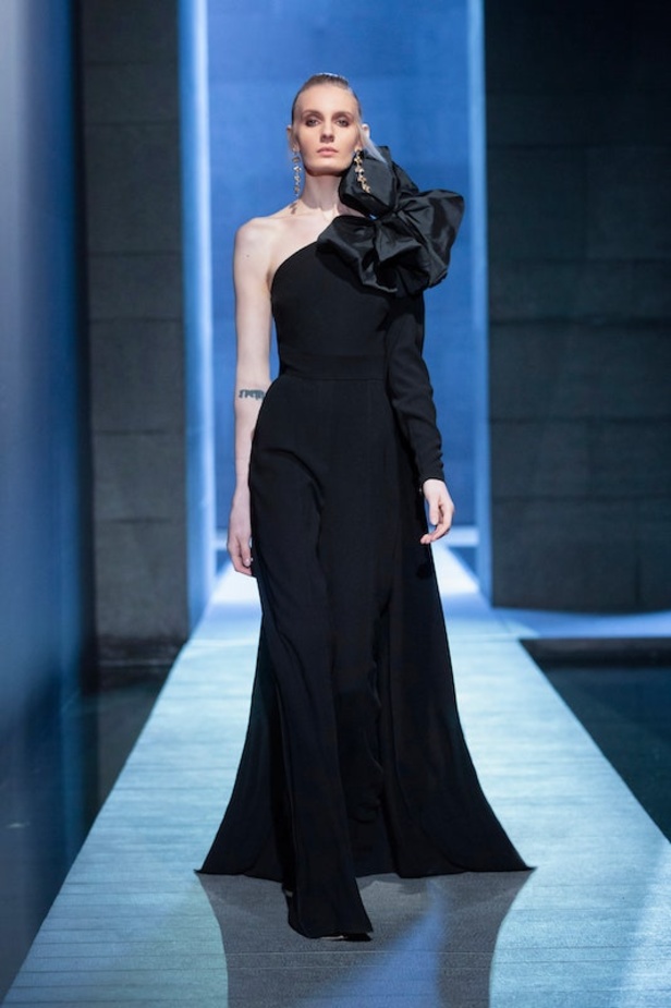 من عرض ازياء ايلي صعب لخريف وشتاء 2021