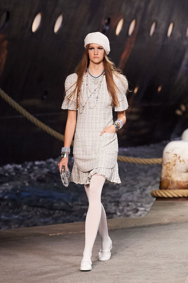 كارل لاغرفلد ينقلنا إلى علم البحارة في مجموعة شانيل كروز 2019