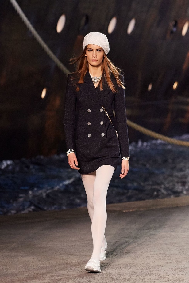 كارل لاغرفلد ينقلنا إلى علم البحارة في مجموعة شانيل كروز 2019