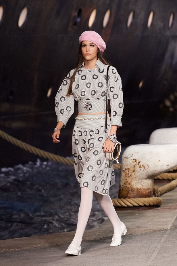 كارل لاغرفلد ينقلنا إلى علم البحارة في مجموعة شانيل كروز 2019